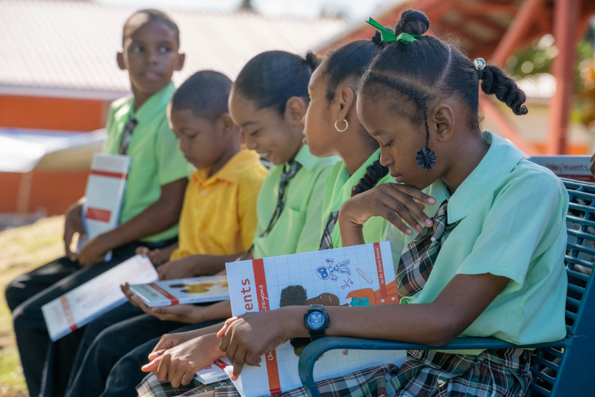 5 children reading Abby Invents books - SeeSoar Kids - Kids STEM Books & Programs